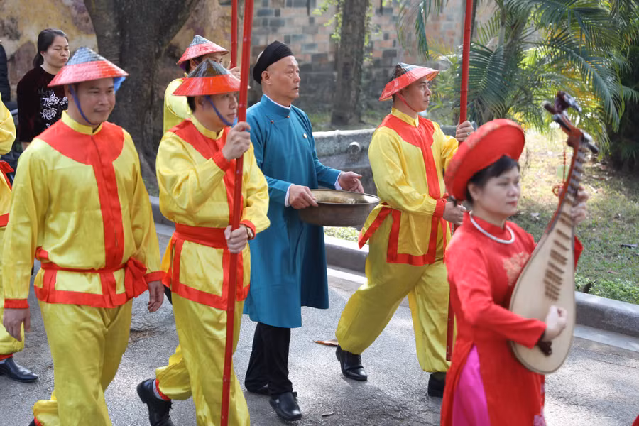 Nghi thức thả cá chép trong lễ ông Công, ông Táo được chuẩn bị kỹ lưỡng, đoàn rước ăn mặc chỉnh tề trong trang phục truyền thống áo the, khăn xếp.