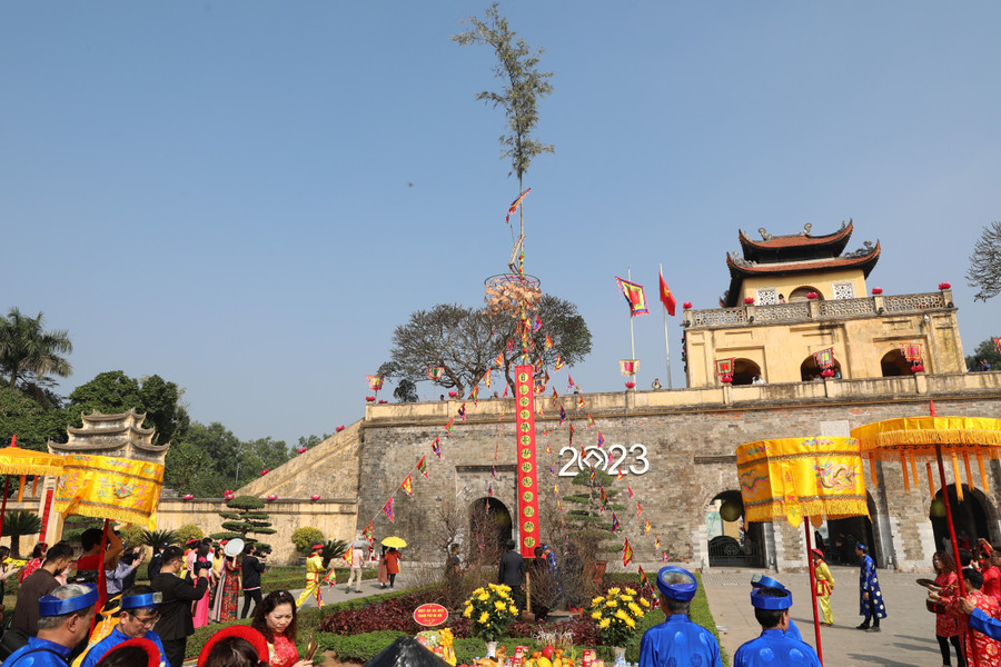 Du khách quốc tế cùng trải nghiệm nghi lễ dựng cây nêu ngày Tết.