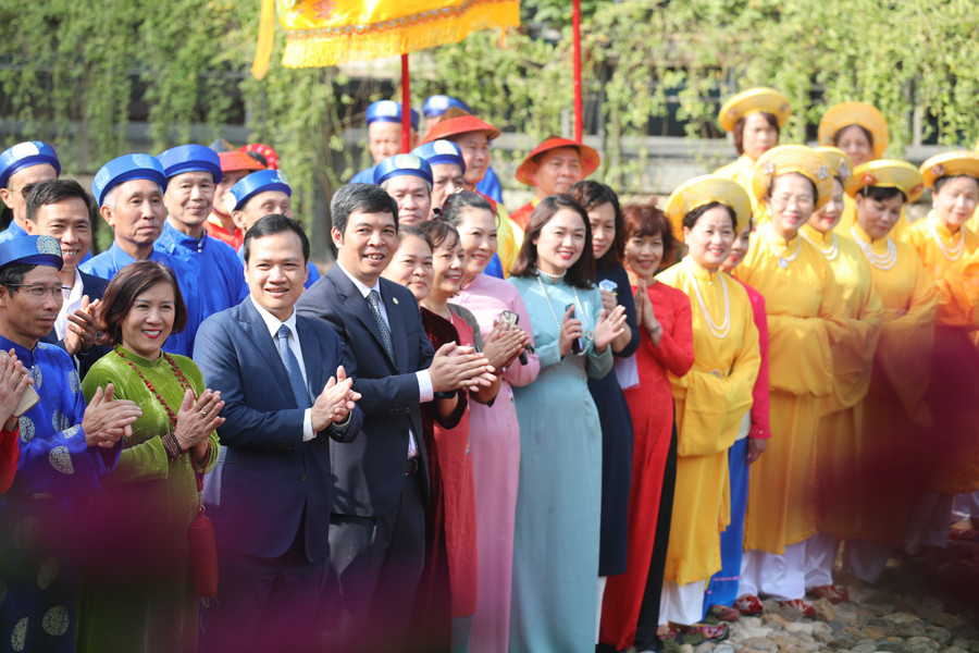 Du khách quốc tế cùng trải nghiệm nghi lễ dựng cây nêu ngày Tết.