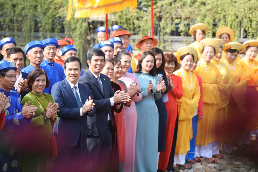 Du khách quốc tế cùng trải nghiệm nghi lễ dựng cây nêu ngày Tết.