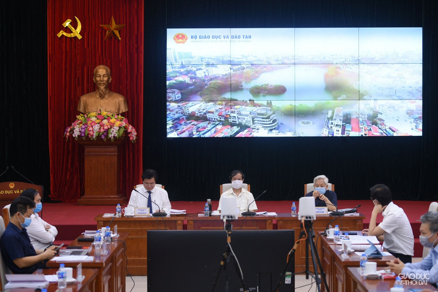 Bộ trưởng Bộ GD&ĐT Nguyễn Kim Sơn, Thứ trưởng Bộ GD&ĐT Nguyễn Hữu Độ, Phó chủ tịch Hội Khuyến học Việt Nam Phạm Tất Dong chủ trì hội nghị.
