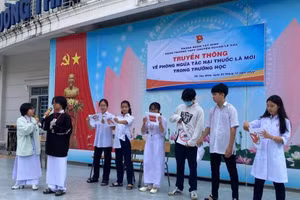 Học sinh Trường THPT chuyên Hoàng Lê Kha, Tây Ninh, đóng tiểu phẩm truyền thông về phòng ngừa thuốc lá mới. Ảnh: NVCC.