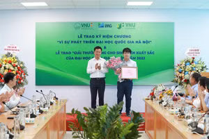 Giám đốc Đại học Quốc gia Hà Nội Lê Quân (trái) trao học bổng khoa học cơ bản cho học sinh có thành tích xuất sắc Ngô Quý Đăng. Ảnh: VNU.