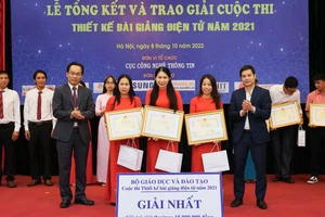 Ban tổ chức trao giải Nhất cuộc thi Thiết kế bài giảng điện tử năm 2021.