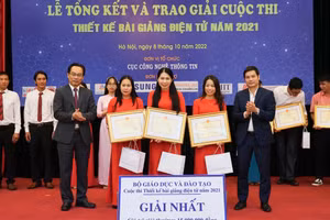 Ban tổ chức trao giải Nhất cuộc thi Thiết kế bài giảng điện tử năm 2021.
