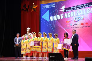 Ban tổ chức trao tặng giải thưởng cho các tiết mục văn nghệ xuất sắc.