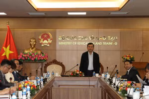 Thứ trưởng Bộ GD&ĐT Nguyễn Văn Phúc chủ trì hội nghị.