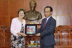 Thứ trưởng Hoàng Minh Sơn (phải) tiếp Thống đốc Bang Nam Australia, bà Frances Adamson.