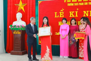 Cô giáo Nguyễn Mai Hương, Hiệu trưởng Trường THCS Phan Chu Trinh, nhận bằng khen. Ảnh: NVCC.