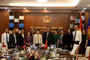 Các đại biểu chụp hình lưu niệm.