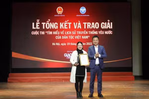 Nhà báo Triệu Ngọc Lâm, Tổng Biên tập báo Giáo dục và Thời đại trao giải cho tác giả đạt giải Nhất, giáo viên Nguyễn Thị Sang.