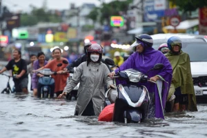 Chi nghìn tỷ chống ngập, giảm ngập, nhưng TP. HCM vẫn đối diện với tình trạng úng ngập khi mưa lớn, triều cường. (Nguồn ảnh: Vnexpress).