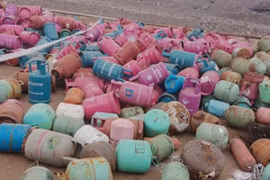 Hàng trăm vỏ bình gas nhiều nhãn hiệu khác nhau đang được tập kết tại khuôn viên Công ty CP Thép Đà Nẵng.