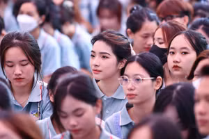 Hơn 2.400 tân sinh viên rạng rỡ trong ngày khai giảng