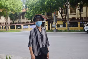 Video: Cụ bà gần 80 tuổi đưa cháu ngoại đi thi tốt nghiệp