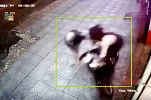 Video: Phát hiện tên trộm xe máy, cô gái tung pha song phi "cực chất"