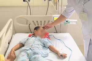 Cả nhà tá hỏa phát hiện bé 2 tuổi uống nhầm thuốc trừ sâu