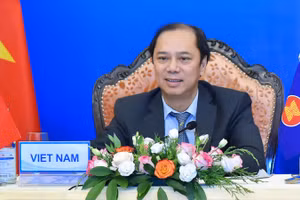 Thứ trưởng Bộ Ngoại giao Nguyễn Quốc Dũng tham dự Hội nghị Bộ trưởng Ngoại giao ASEAN-Nga theo hình thức trực tuyến. Ảnh: Báo TG và VN.