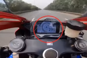 Video: Môtô chạy tốc độ 299 km/h trên Đại lộ Thăng Long, Hà Nội