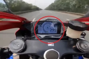 Video: Môtô chạy tốc độ 299 km/h trên Đại lộ Thăng Long, Hà Nội