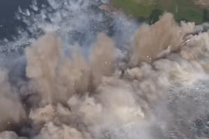 Video: Khoảnh khắc nổ tung cây cầu hết hạn sử dụng chỉ trong 10 giây