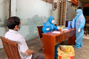 Lực lượng y tế chuẩn bị lấy mẫu tầm soát SARS-CoV-2 cho người dân trên địa bàn TP. Pleiku. Ảnh: Như Nguyện.