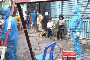 TP HCM đã thực hiện các biện pháp phong tỏa một số khu dân cư, cho học sinh nghỉ học để phòng chống Covid-19.