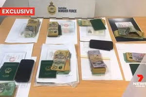 Hình ảnh tiền mặt và hộ chiếu của nhóm tiếp viên bị phỏng vấn ở sân bay Úc. Ảnh: 7News.