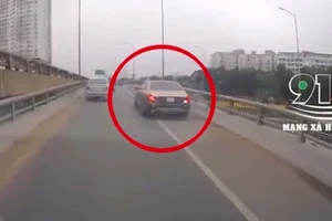 Video: Xe sang Mercedes Maybach bất chấp nguy hiểm đi lùi ở đường Vành đai 3 trên cao