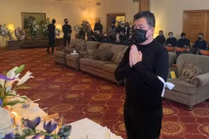 Đám tang ca sĩ Vân Quang Long tại Mỹ: Nhiều nghệ sĩ, bạn bè đến từ biệt lần cuối