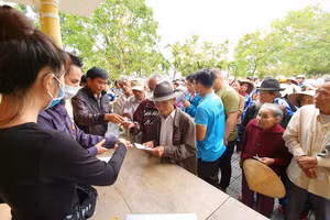 Có một cặp đôi nổi tiếng đang âm thầm từ thiện miền Trung