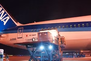 Những container bảo quản vắc xin từ Nhật Bản sang Việt Nam. Ảnh: VTV.