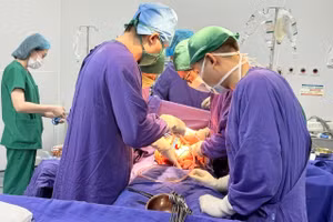 Kíp mổ cấp cứu cho bệnh nhân bị dao đâm xuyên thấu. Ảnh: BV.