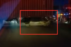 Video: Container quay đầu ẩu, kéo lê xe con vào điểm mù