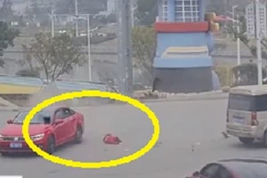 Video: Thót tim bé gái văng khỏi ô tô sau va chạm giao thông