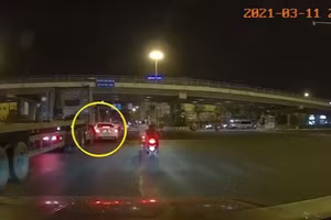 Video: Xe sang Mercedes đi vào điểm mù bị xe container đẩy đi 2 mét