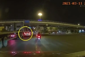 Video: Xe sang Mercedes đi vào điểm mù bị xe container đẩy đi 2 mét