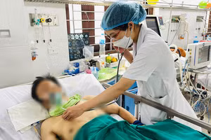 Bác sĩ thăm khám cho bệnh nhân. Ảnh: BV.