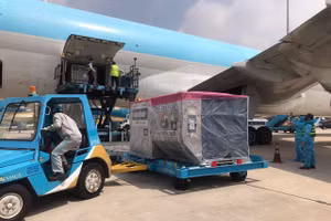 Hình ảnh lô vaccine COVID-19 đầu tiên đã về đến Việt Nam