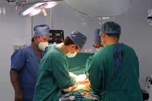 Các bác sỹ đang thực hiện ca mổ cho bệnh nhân. Ảnh: BV.