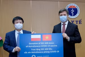 Thứ trưởng Bộ Y tế Trương Quốc Cường thay mặt Bộ Y tế tiếp nhận lô vắc xin của Chính phủ Ba Lan viện trợ Việt Nam phòng, chống dịch Covid-19. Nguồn: BYT.
