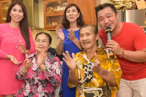 NSND Lý Huỳnh chụp ảnh cùng vợ con trong lễ mừng thọ tuổi 76.