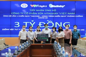 Thứ trưởng Bộ Y tế Đỗ Xuân Tuyên cùng đại diện lãnh đạo các Vụ, Cục, Văn phòng Bộ Y tế tiếp nhận hỗ trợ từ các đơn vị, doanh nghiệp. Nguồn: BYT.