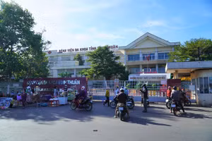 Bệnh viện Đa khoa Bình Thuận đóng cửa từ hôm 24/6 sau khi xuất hiện ca nhiễm Covid-19 là nữ bác sĩ khoa Sản. Ảnh minh họa: Việt Quốc.