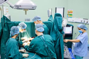 Các bác sĩ phẫu thuật cho bệnh nhi. Ảnh: BV.