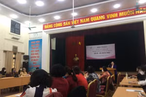 GS.TSKH Phan Thị Trân Châu, Chủ tịch Hội nữ trí thức Việt Nam phát biểu khai mạc hội thảo.