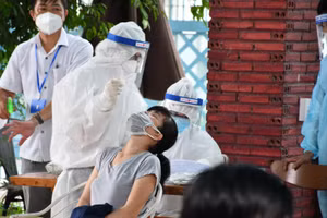 Lấy mẫu xét nghiệm Covid-19 cho người dân. Ảnh: Cổng TTĐT Đồng Nai.