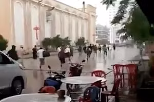 Cảnh được cho là người Việt tháo chạy ra khỏi cơ sở kinh doanh ở Campuchia. Ảnh cắt từ clip.