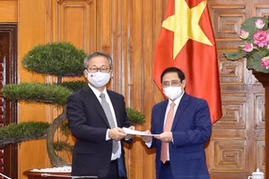 Đại sứ Nhật Bản chuyển thông điệp của Thủ tướng Nhật Bản Suga Yoshihide gửi Thủ tướng Chính phủ Phạm Minh Chính về việc Chính phủ Nhật Bản quyết định hỗ trợ Việt Nam 1 triệu liều vaccine để phòng chống Covid-19. Ảnh: VGP.