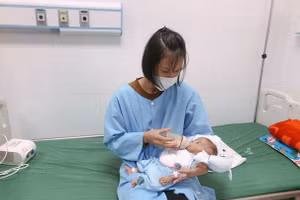 Bé gái nay đã có thể bú bình và cân nặng ở mức ổn định. Ảnh: BV.